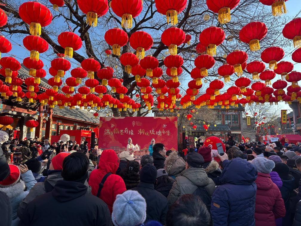 1月29日，市民游客在北京廠甸廟會(huì)感受濃濃年味。新華社記者 楊淑君 攝