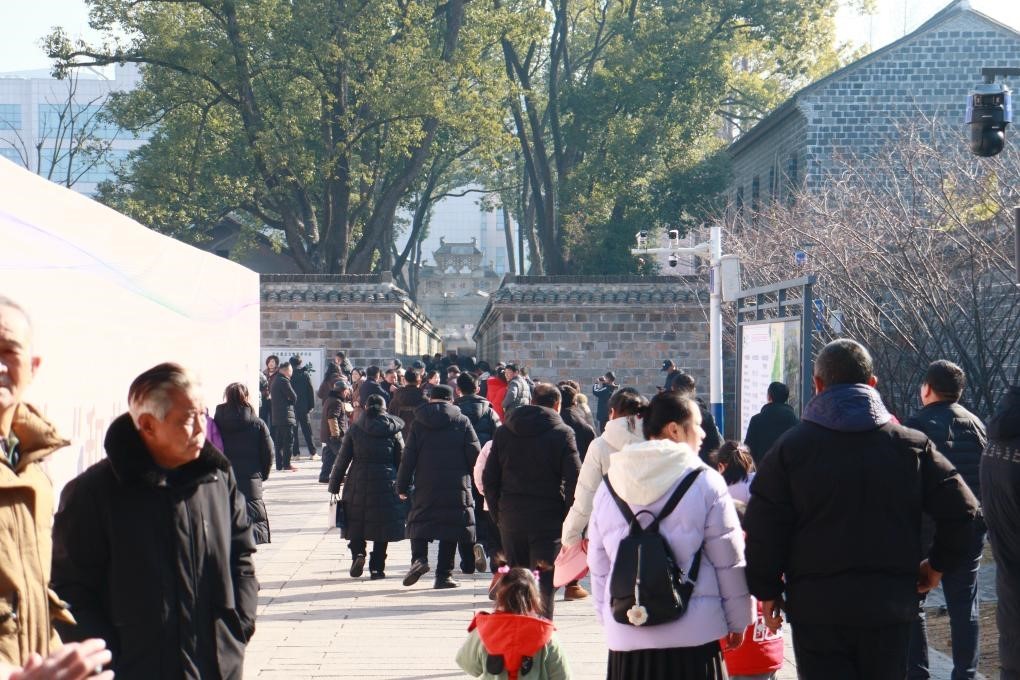 1月29日，游客在安徽省桐城市的六尺巷游覽。新華社記者 許諾 攝