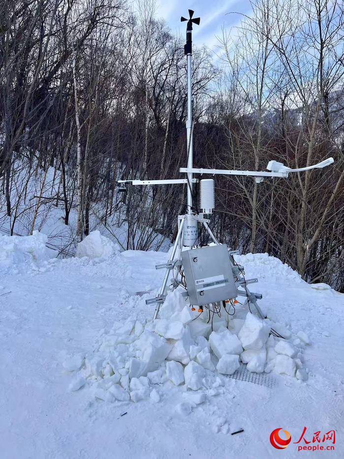 設(shè)置在賽道附近的便攜式自動氣象站。人民網(wǎng) 高清揚攝