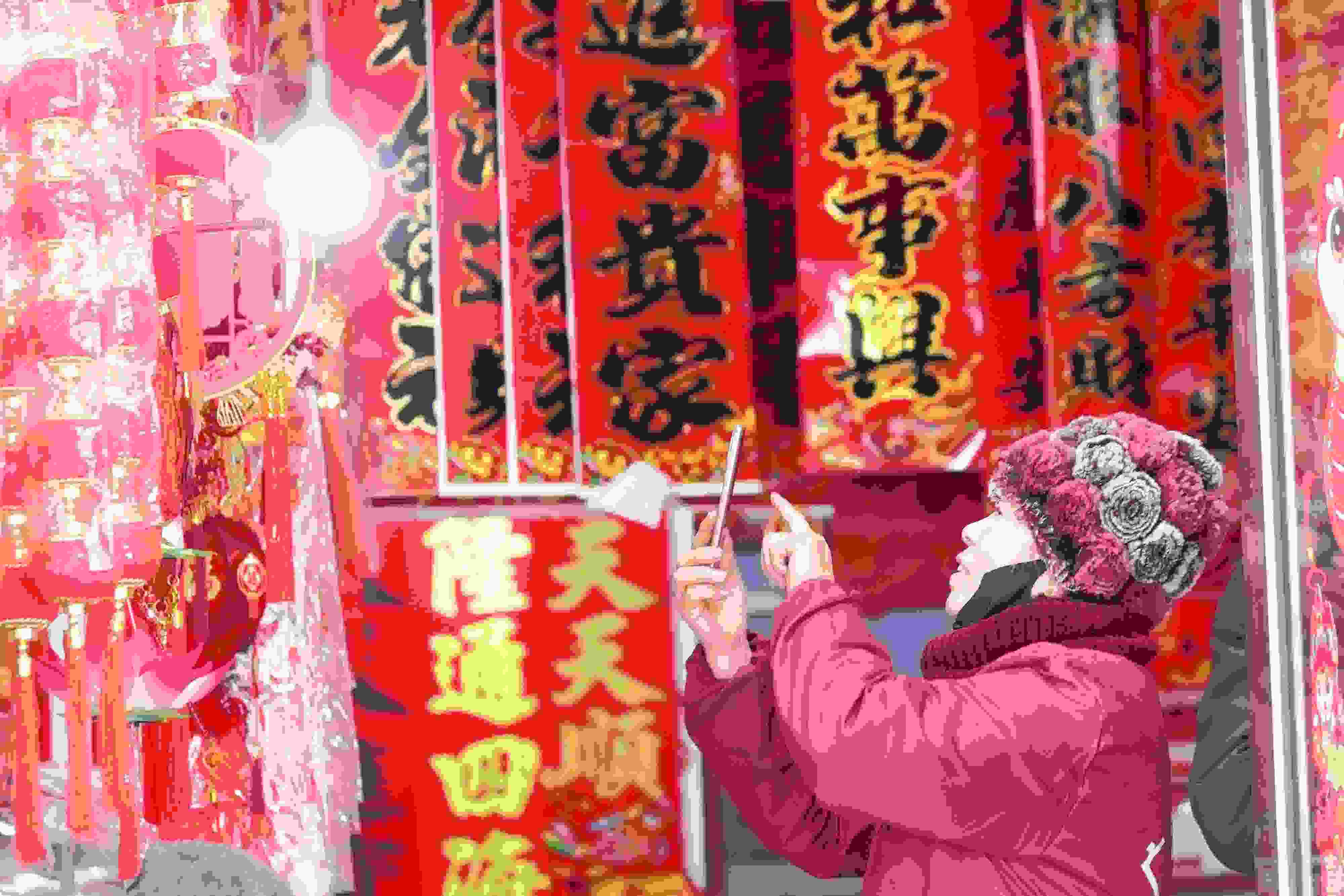 2025年1月5日，在山東省高密市夏莊鎮(zhèn)東李家村，商戶通過手機在網(wǎng)上推銷新春飾品。