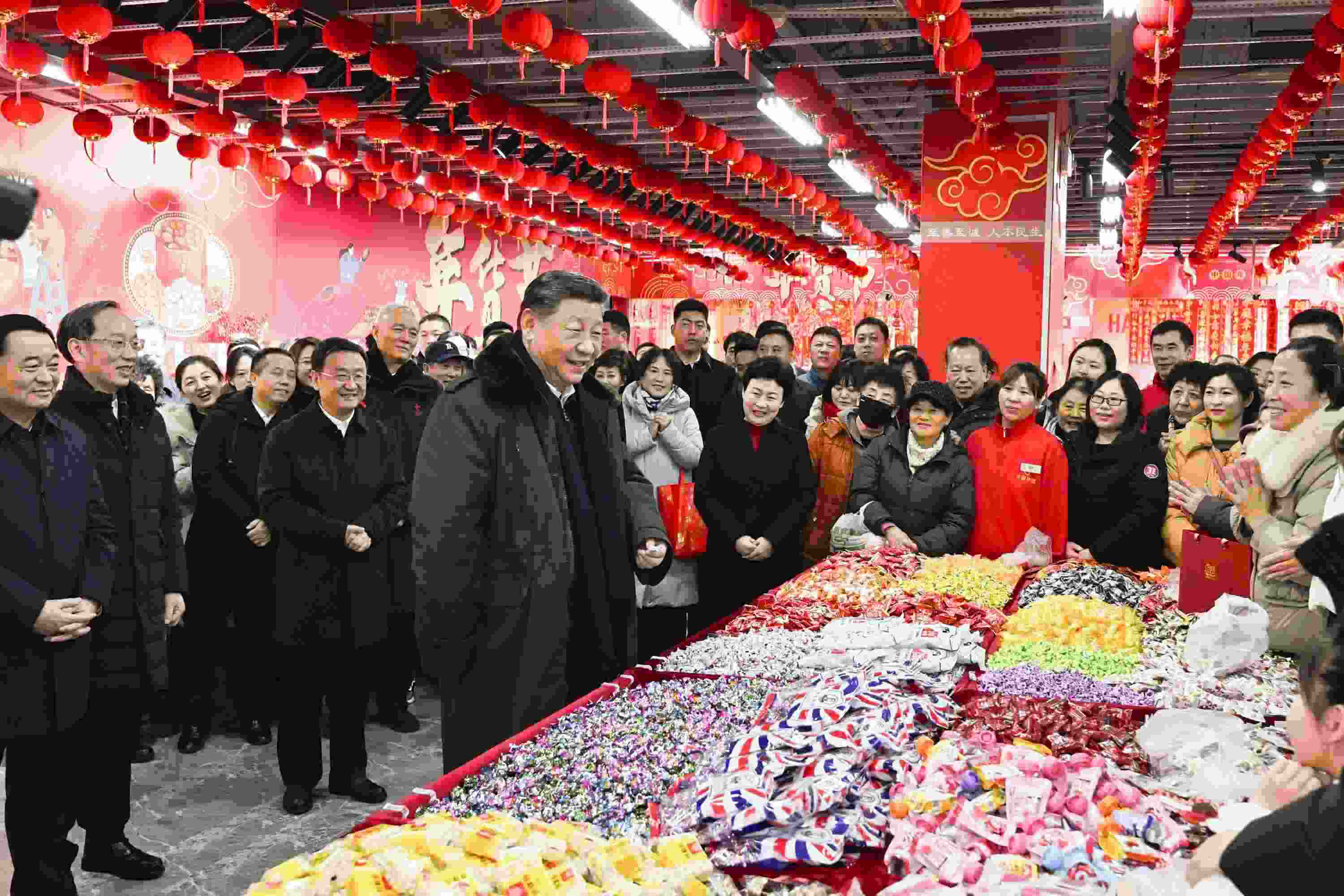 2025年1月23日，習近平總書記在遼寧沈陽大東副食品商場考察時，同店主和顧客親切交流，向大家致以新春祝福。