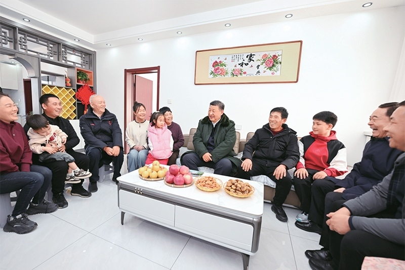 2025年1月22日至24日，中共中央總書記、國家主席、中央軍委主席習近平冒著嚴寒來到遼寧，看望慰問基層干部群眾。這是22日下午，習近平在葫蘆島市綏中縣明水滿族鄉(xiāng)祝家溝村考察時，同村民王寶維一家圍坐一起拉家常。 新華社記者 謝環(huán)馳/攝