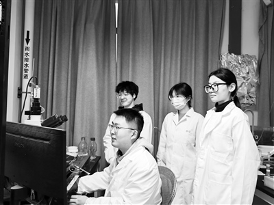 西安交通大學(xué)教授王昌河團(tuán)隊在進(jìn)行多巴胺分泌電化學(xué)檢測。受訪者供圖