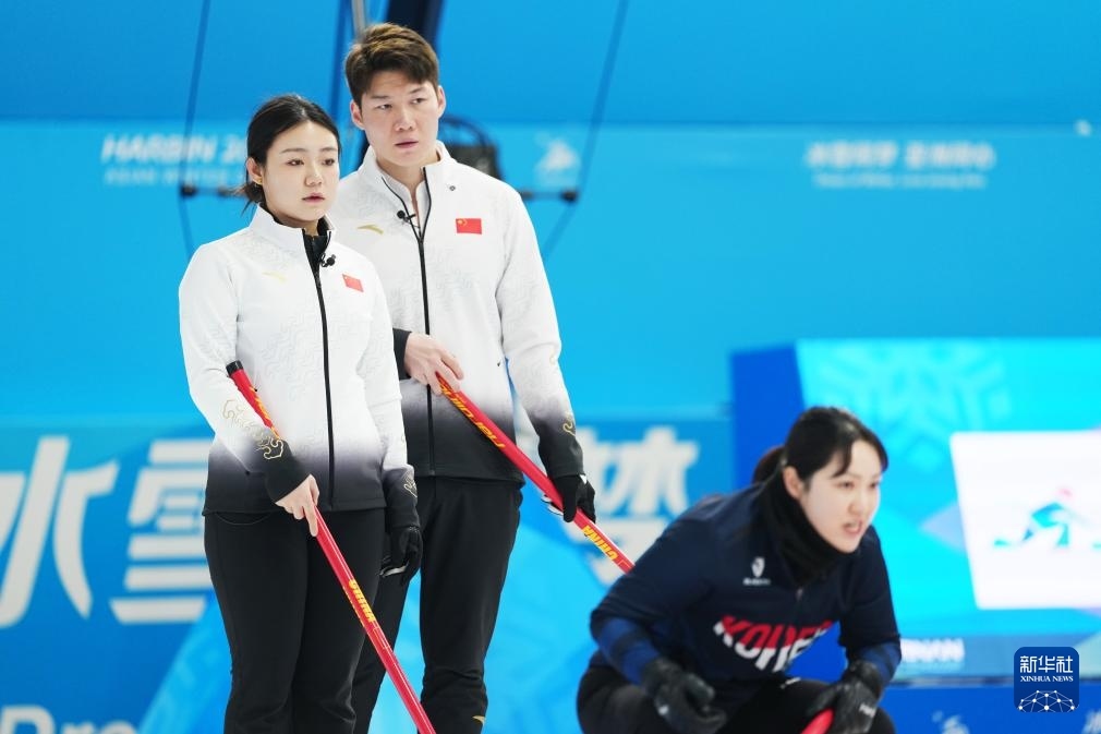 2月6日，中國(guó)隊(duì)選手王智宇（中）、韓雨（左）在比賽中。新華社記者 王松 攝