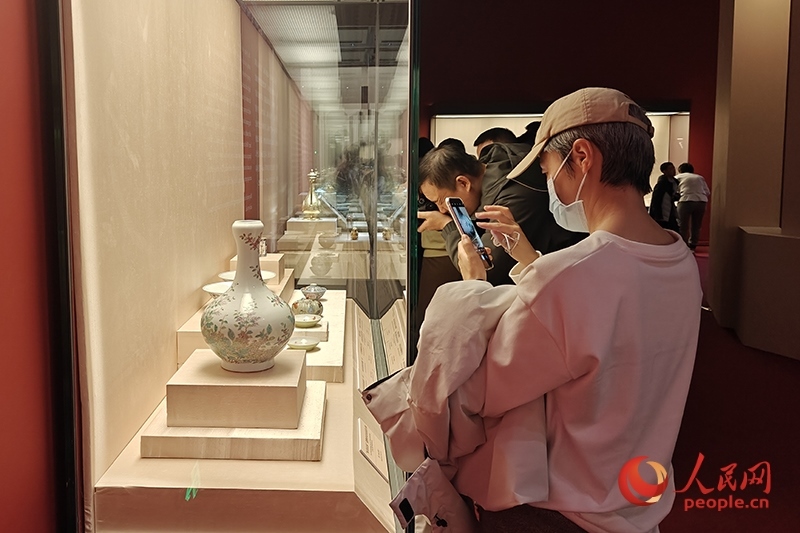 觀眾正在中國(guó)國(guó)家博物館參觀展覽。人民網(wǎng)記者 韋衍行攝