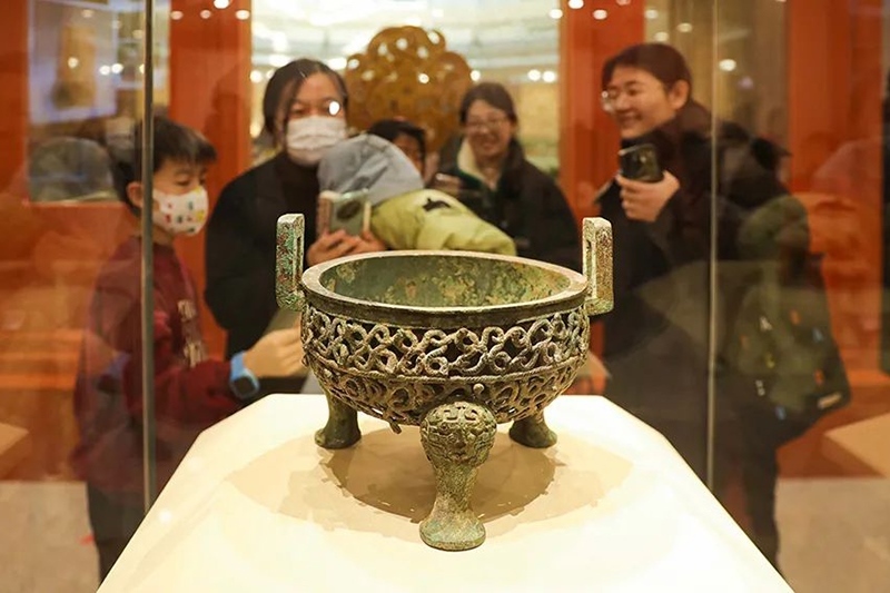 “尋蛇——藏在山西博物院里的蛇”展出的蟠蛇紋鏤空鼎。山西博物院供圖