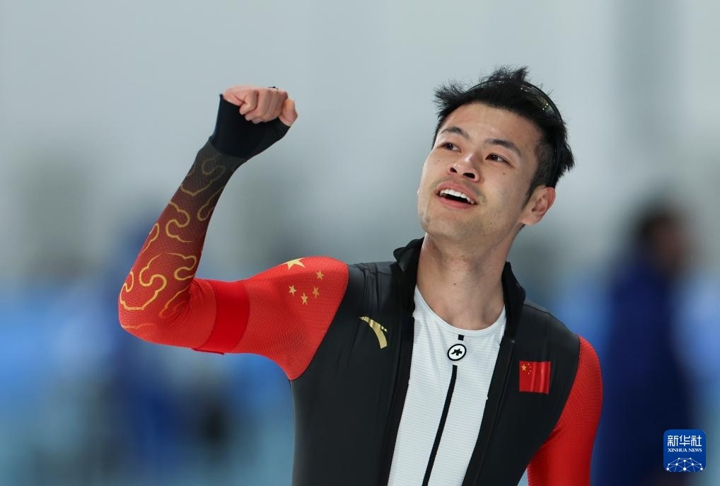 2月8日，寧忠?guī)r慶祝奪冠。新華社記者 王楷焱 攝