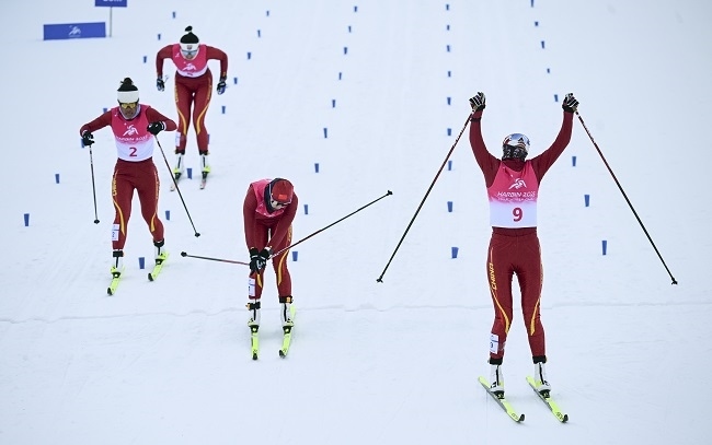 2月8日，李磊（右一）沖過終點后慶祝奪冠。新華社記者 張龍攝