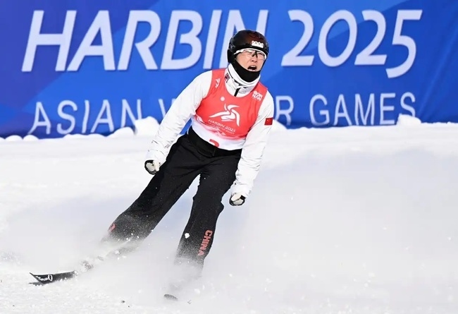 2月9日，徐夢桃在完成動(dòng)作后慶祝。新華社記者 夏一方攝