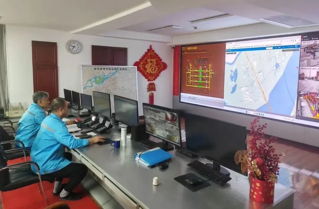 工作人員在燃?xì)庹{(diào)度中心值守。受訪者供圖