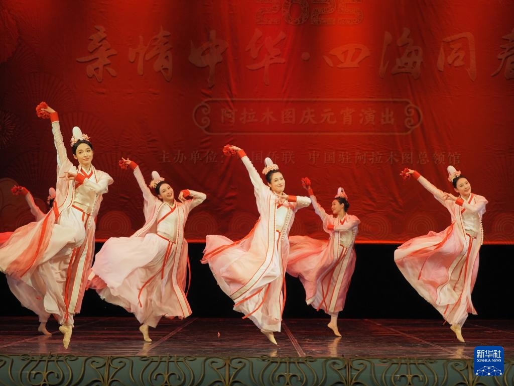 2月11日，在哈薩克斯坦阿拉木圖的阿拜國家歌劇和芭蕾舞劇院，中國演員表演舞蹈《元日霓裳》。新華社記者 趙宇 攝