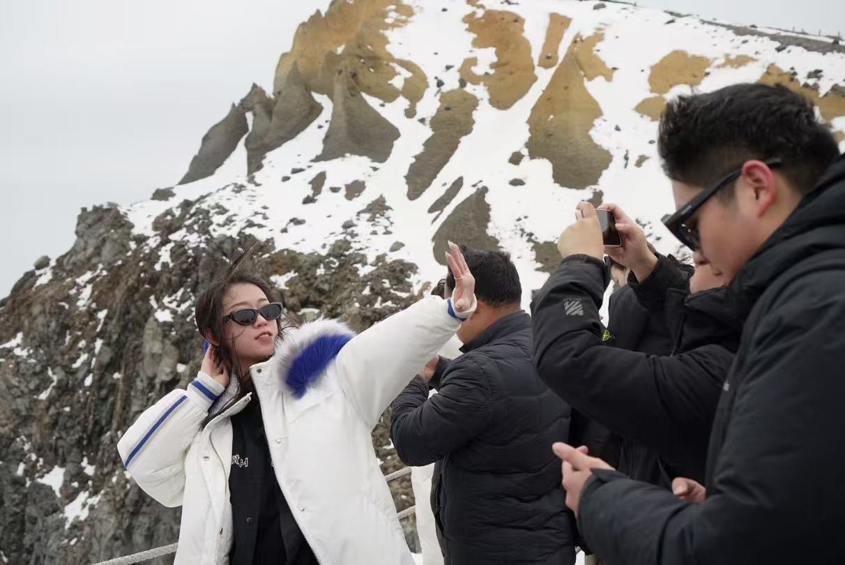 長(zhǎng)白山天池旁游客拍照留念。人民網(wǎng) 皇甫萬(wàn)里攝