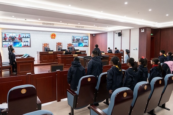 圖③：同學們開展模擬法庭活動。
