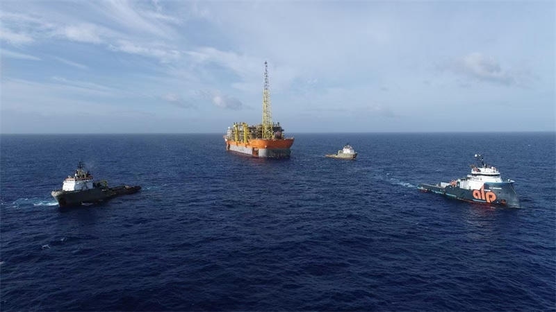布濟(jì)烏斯七期項(xiàng)目浮式生產(chǎn)儲卸油裝置抵達(dá)油田區(qū)域。巴西國家石油公司供圖