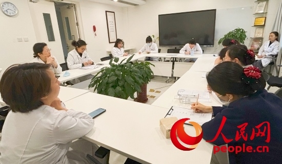 交班會(huì)上，海淀醫(yī)院安寧療護(hù)團(tuán)隊(duì)討論患者和家屬需求。人民網(wǎng)記者 金慧慧攝