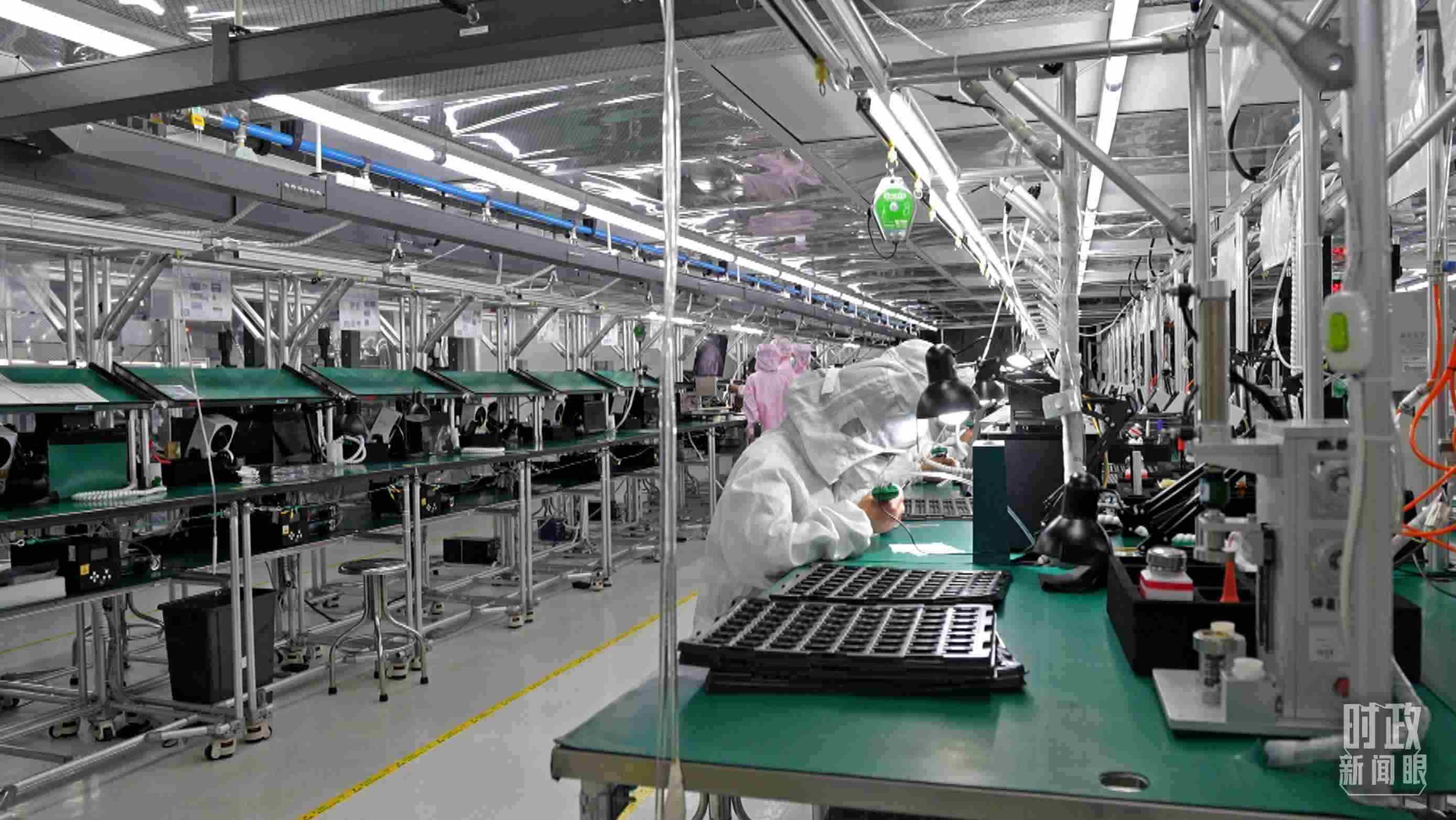 △四川省宜賓市極米光電有限公司的無塵車間光機(jī)組裝線。（總臺(tái)央視記者范學(xué)禹拍攝）