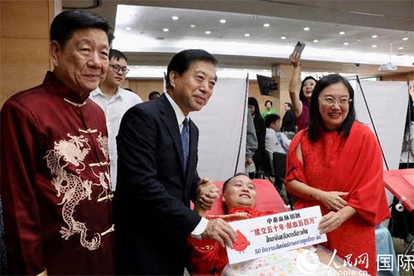 韓志強大使與獻血者代表合影。朱瀟逸攝