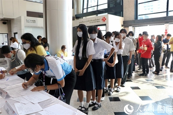獻血者排隊填寫報名表。朱瀟逸攝