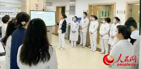 華西第四醫(yī)院姑息醫(yī)學科交班會上，護士介紹患者情況。人民網(wǎng)記者 金慧慧攝