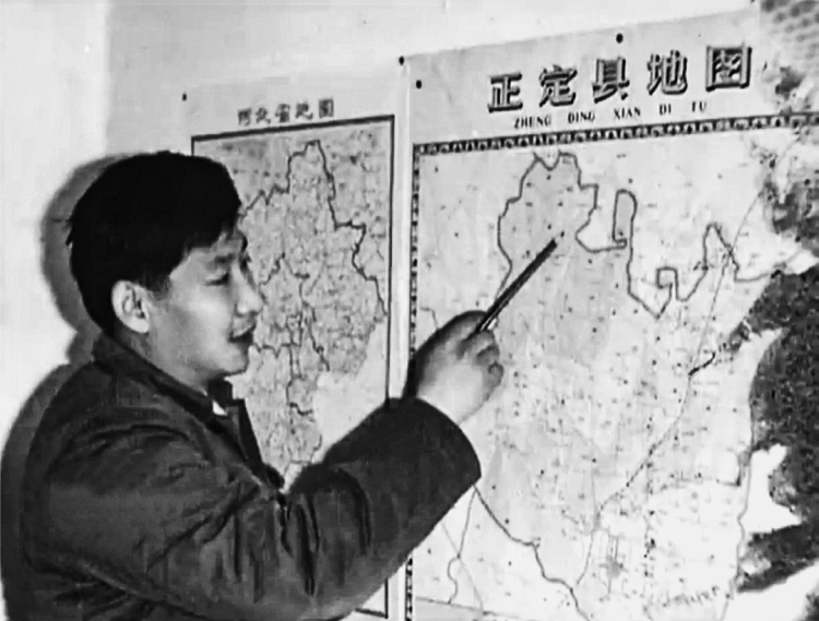 習(xí)近平在辦公室地圖前謀劃正定的發(fā)展。（圖源：《讓群眾過上好日子——習(xí)近平正定足跡》）
