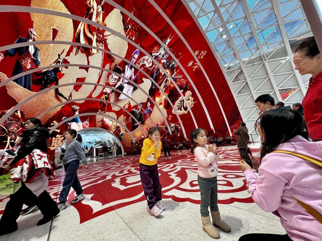 乙巳蛇年春節(jié)期間，影迷在《哪吒之魔童鬧海》巨幅海報(bào)前拍照打卡。