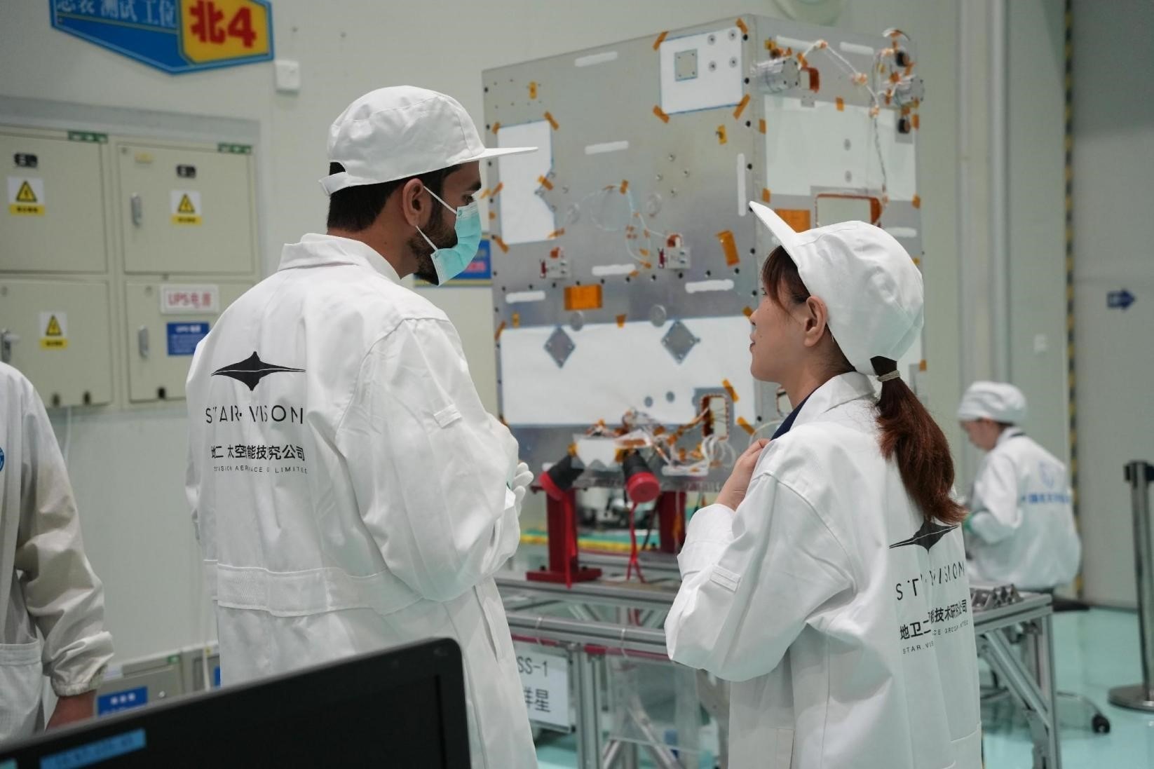 阿曼技術(shù)人員在中國接受培訓(xùn)。阿曼蘭斯航天公司供圖