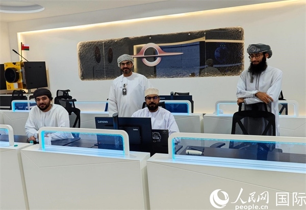 阿曼蘭斯航天公司員工在工作中。人民網(wǎng) 海瑟姆·穆扎恩攝