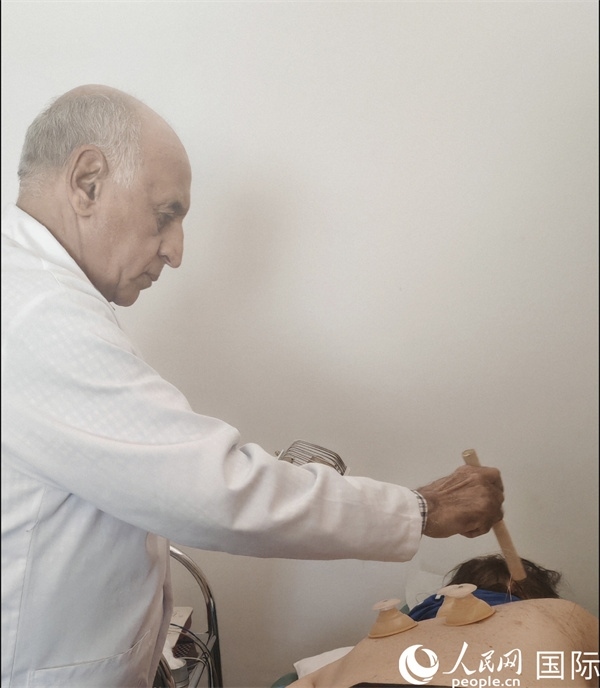 哈利勒正在治療病人。人民網(wǎng)記者 黃培昭攝