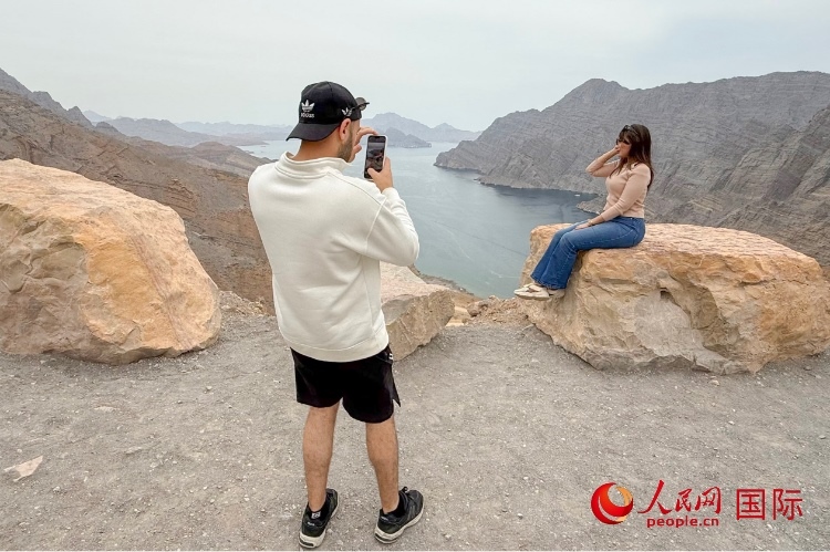 圖為游客參觀阿曼北部穆桑代姆峽灣。人民網(wǎng) 塔里克·易卜拉欣攝