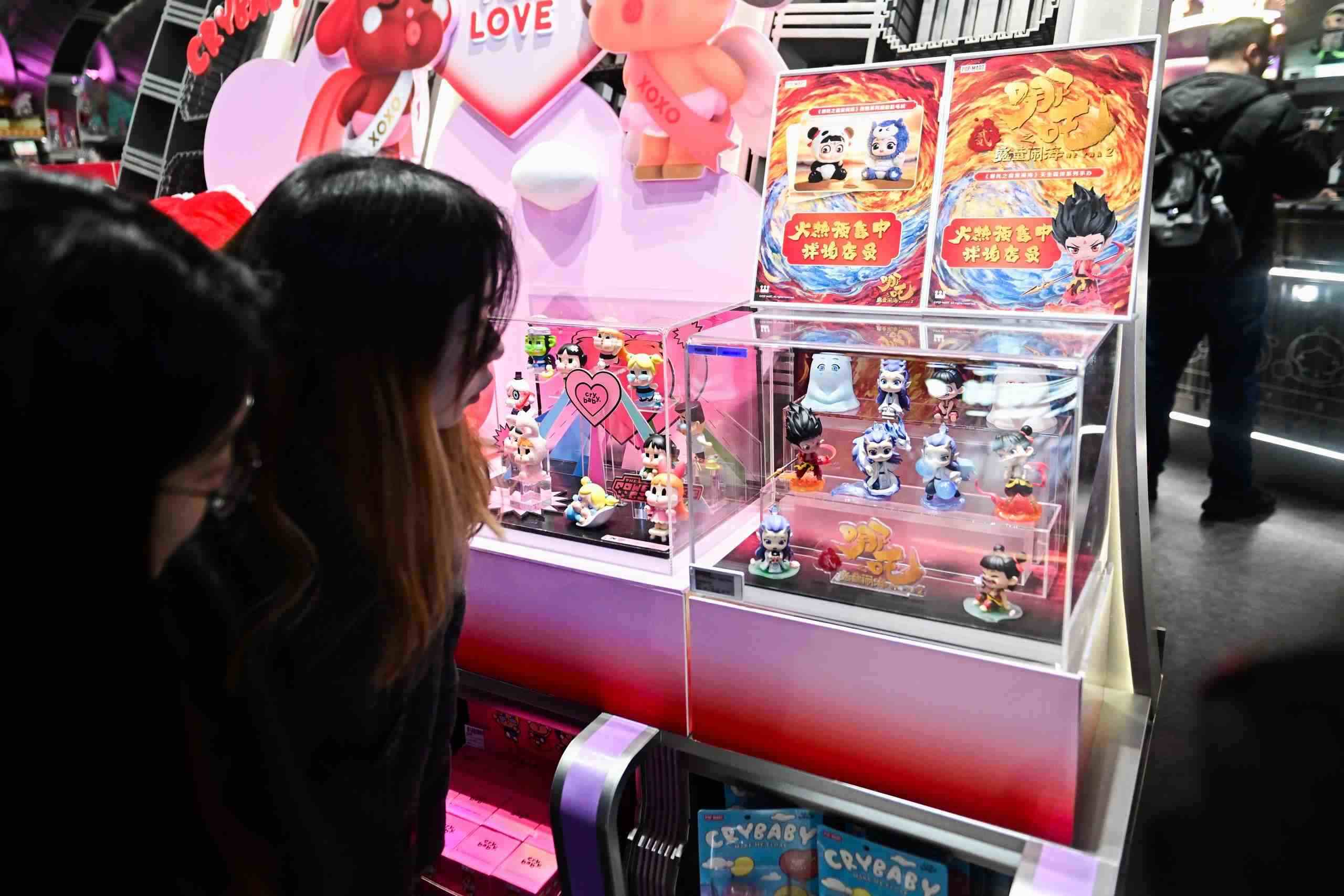 △2025年2月22日，上海，市民在圍觀《哪吒之魔童鬧?！废嚓P手辦盲盒。