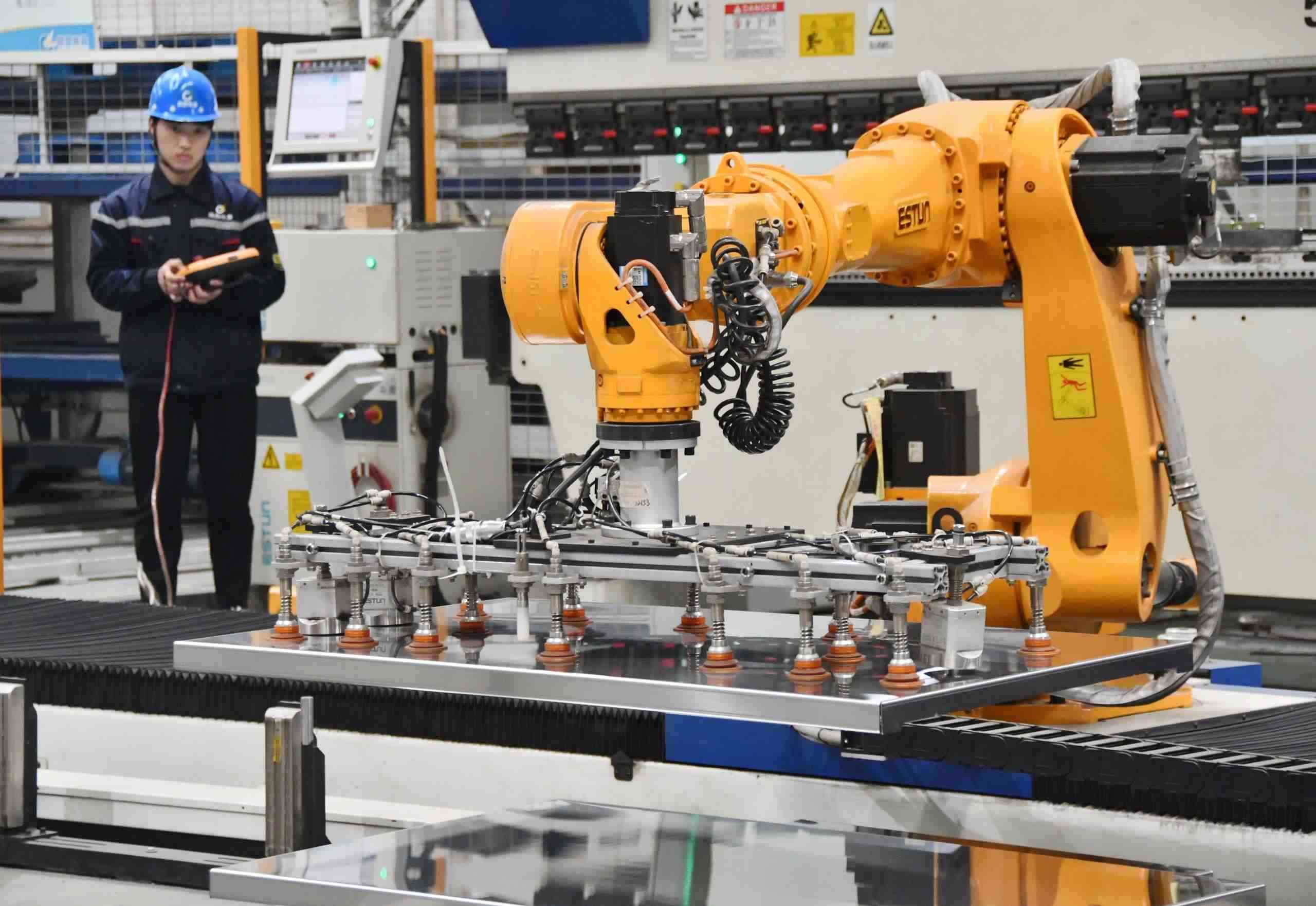 △2025年2月21日，河北邯鄲永年區(qū)工業(yè)園區(qū)的一家企業(yè)，工人正在操控工業(yè)機器人作業(yè)。