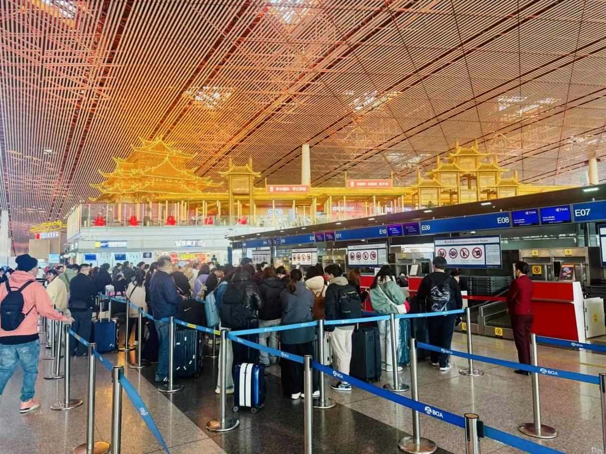 旅客在首都機場值機柜臺辦理乘機手續(xù)。人民網(wǎng)記者 喬雪峰攝