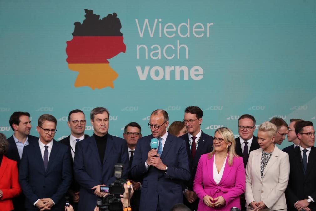 2月23日，在德國柏林的基督教民主聯(lián)盟總部，聯(lián)盟黨總理候選人默茨（中）在出口民調(diào)顯示領(lǐng)先后接受祝賀。新華社記者杜哲宇攝