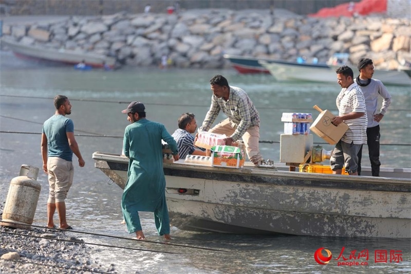 當(dāng)?shù)厝藗冊(cè)谶\(yùn)送生活物資。人民網(wǎng) 塔里克·易卜拉欣攝