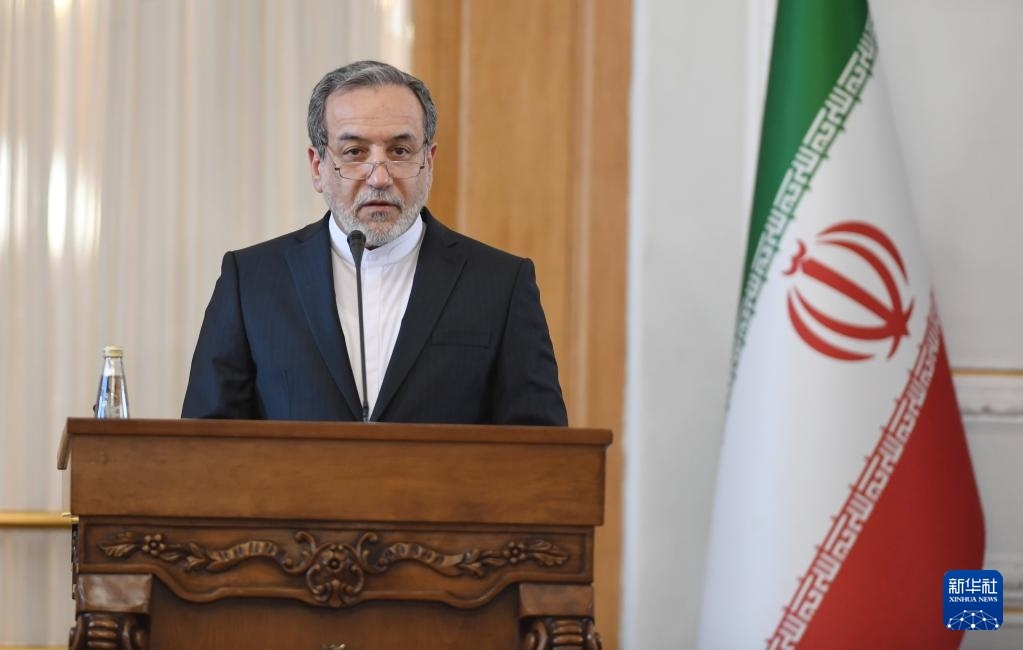 2月25日，在伊朗德黑蘭，伊朗外交部長(zhǎng)阿拉格齊出席聯(lián)合新聞發(fā)布會(huì)。新華社記者 沙達(dá)提 攝