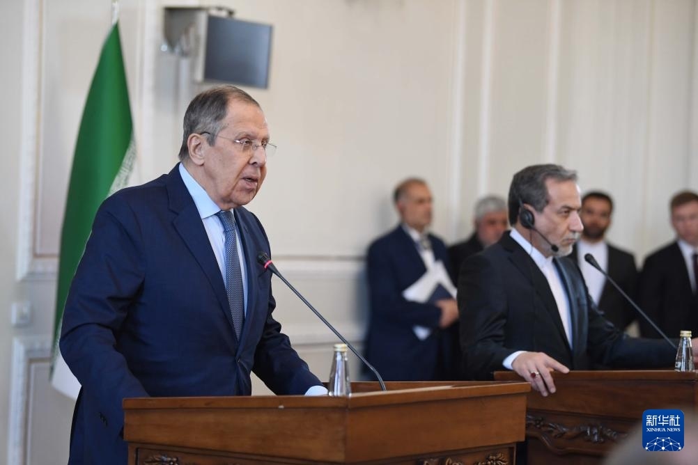 2月25日，在伊朗德黑蘭，俄羅斯外長(zhǎng)拉夫羅夫（左）與伊朗外交部長(zhǎng)阿拉格齊出席聯(lián)合新聞發(fā)布會(huì)。新華社記者 沙達(dá)提 攝