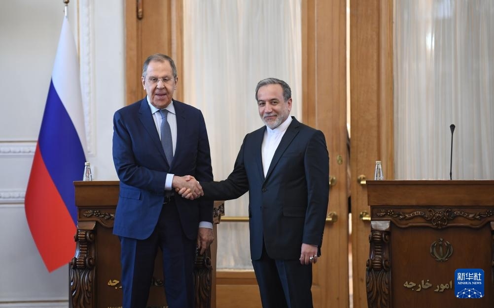 2月25日，在伊朗德黑蘭，伊朗外交部長(zhǎng)阿拉格齊（右）與俄羅斯外長(zhǎng)拉夫羅夫出席聯(lián)合新聞發(fā)布會(huì)。新華社記者 沙達(dá)提 攝
