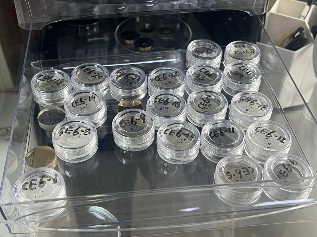 包含嫦娥六號樣品的樹脂靶。新華社記者 溫競?cè)A 攝