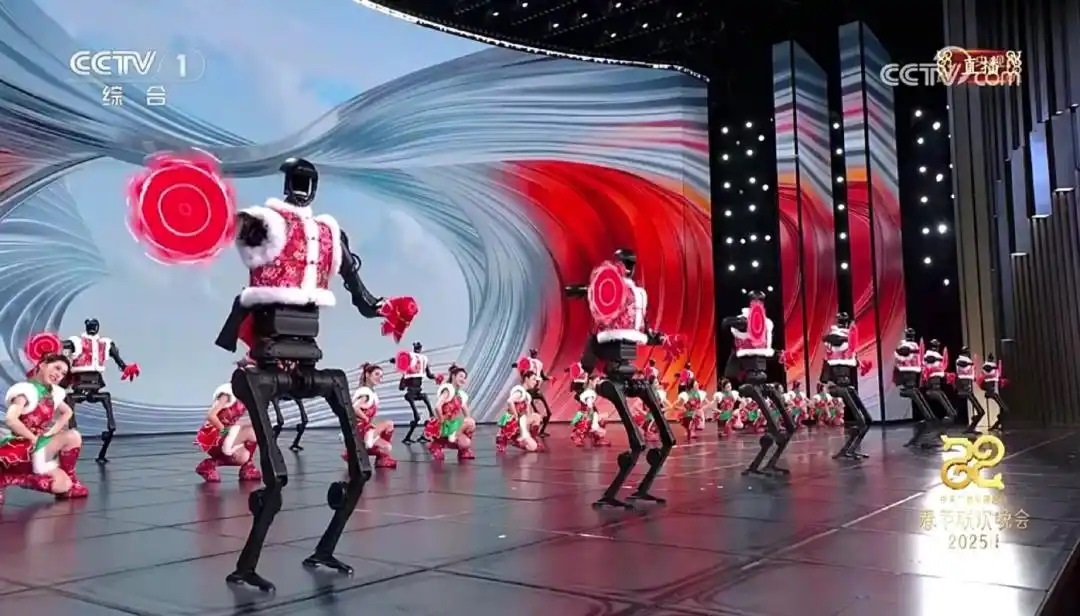 △今年春晚，宇樹科技人形機器人身穿東北特色的花棉襖扭秧歌，呈現(xiàn)出全新視覺效果。