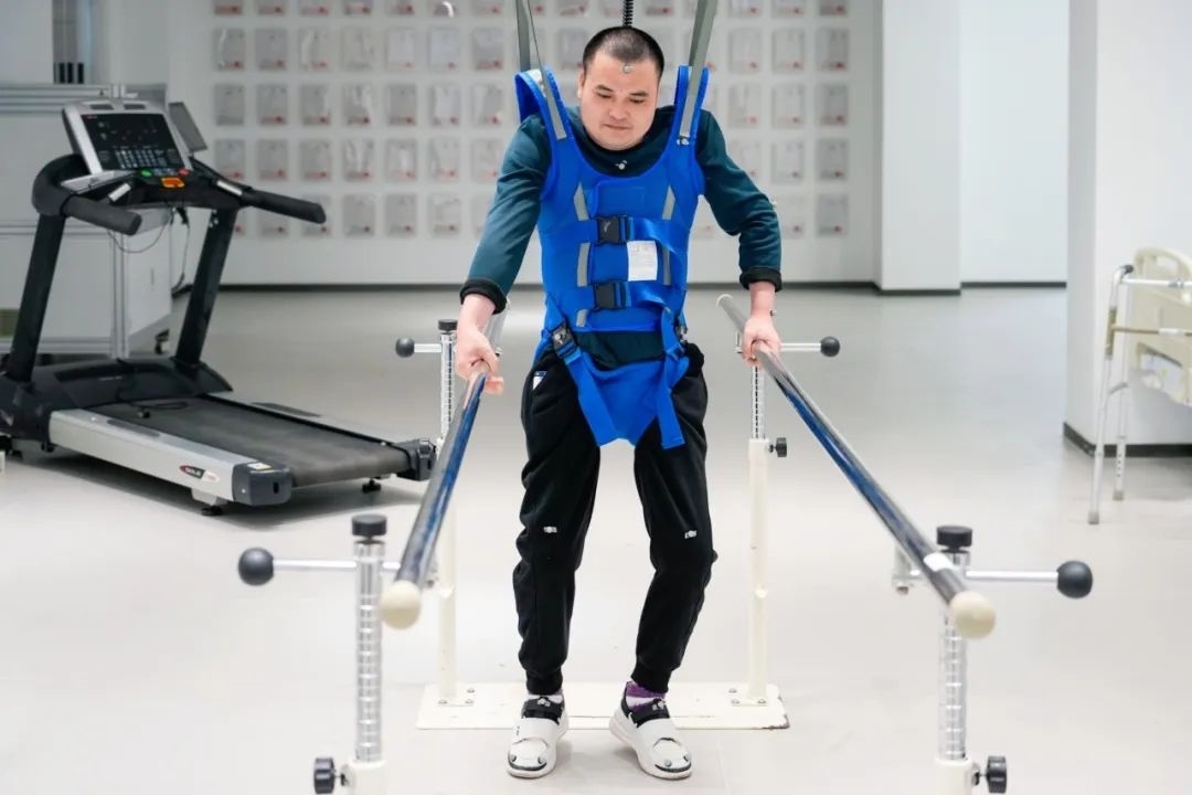 在術后第14天，患者依靠自身運動意圖行走。復旦大學供圖