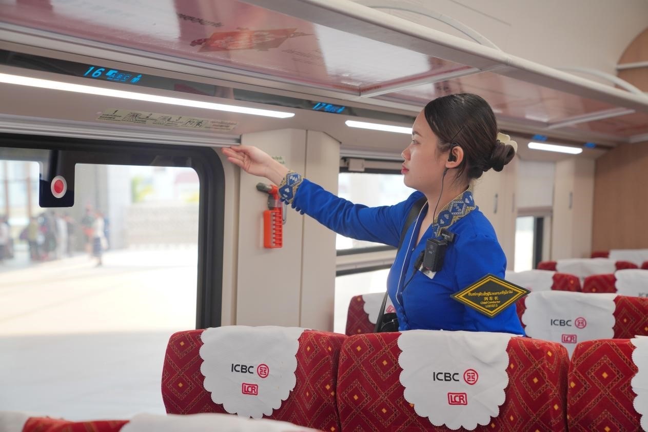 中老鐵路瀾滄號(hào)動(dòng)車組列車長小麗正在進(jìn)行車廂檢查。老中鐵路有限公司供圖