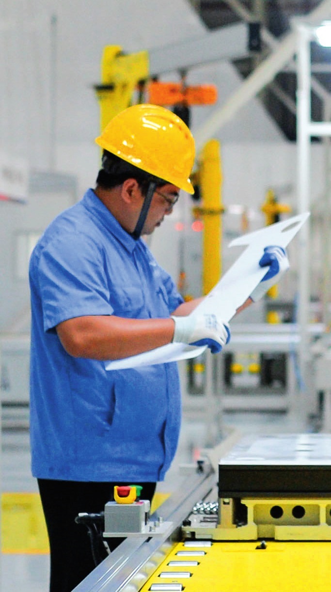 工人在位于廣東珠海的緯景儲能珠?！俺珿工廠”工作（2024年5月19日攝）。李任滋攝/本刊