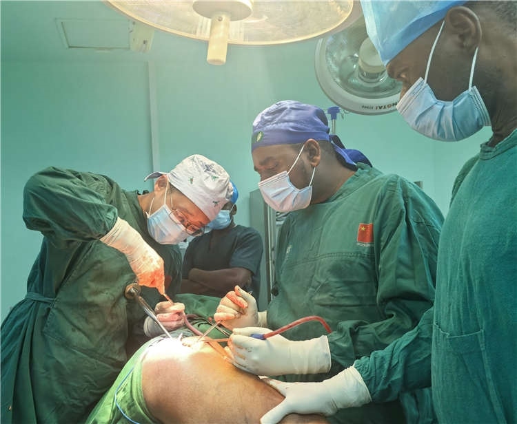 王磊醫(yī)師手術(shù)中。中國(guó)援桑醫(yī)療隊(duì)供圖