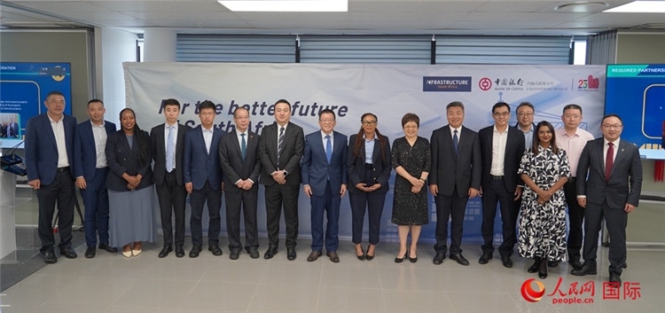 與會(huì)嘉賓合影。人民網(wǎng) 劉暢攝