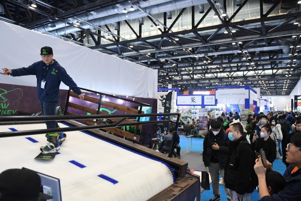 2023年2月11日，參觀者在展會(huì)上了解一款模擬滑雪設(shè)備。當(dāng)日，2023亞洲運(yùn)動(dòng)用品與時(shí)尚展在國(guó)家會(huì)議中心拉開帷幕。新華社記者 張晨霖 攝