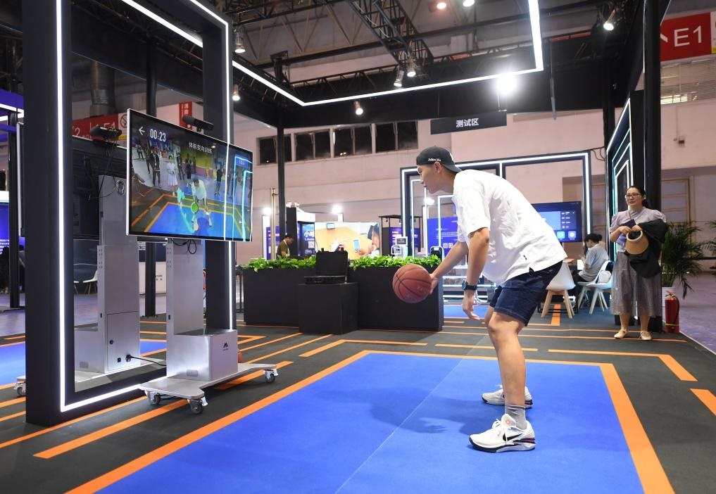 2023年8月25日，在HICOOL2023全球創(chuàng)業(yè)者峰會(huì)展覽展示區(qū)，觀眾體驗(yàn)AI智慧體育運(yùn)動(dòng)系統(tǒng)。當(dāng)日，HICOOL2023全球創(chuàng)業(yè)者峰會(huì)在位于北京市順義區(qū)的中國(guó)國(guó)際展覽中心（新館）開幕。新華社記者 任超 攝