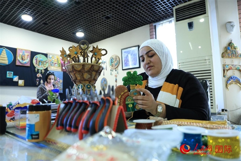 設(shè)計(jì)師娜達(dá)在制作巴比倫時(shí)期飾品。人民網(wǎng)伊納斯·易卜拉欣攝