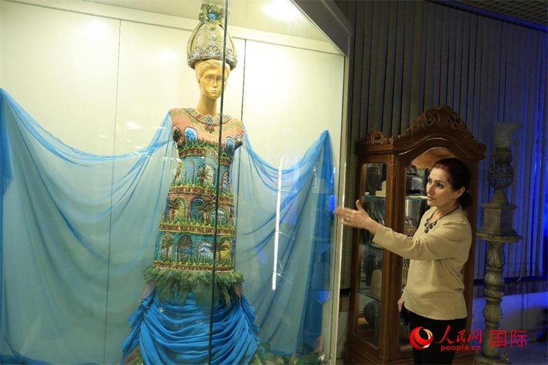 設(shè)計(jì)師展示服飾。人民網(wǎng)伊納斯·易卜拉欣攝