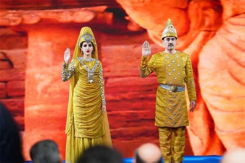 伊拉克時(shí)尚館舉辦的時(shí)裝展上，模特展示亞述時(shí)期服飾。伊拉克時(shí)尚館供圖