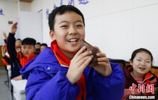 圖為學(xué)生在“國寶音樂會(huì)”社教課中體驗(yàn)吹陶塤。中新社記者 馬銘言 攝